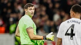 Le gardien d'Aston Villa Emiliano Martinez face à Lille