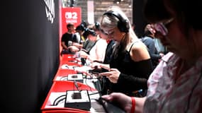  Des joueuses sur un stand Switch 2 lors d'un salon en Allemagne