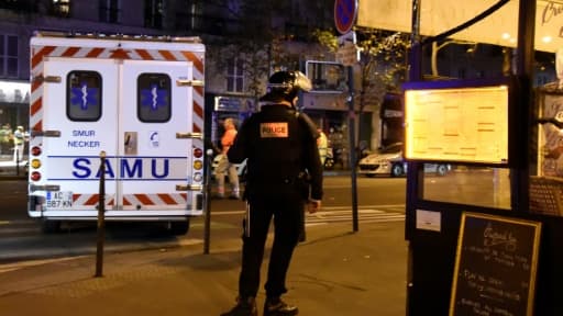 Une ambulance à proximité de la salle de concert du Bataclan, à Paris, lors des attaques terroristes du 13 novembre 2015
