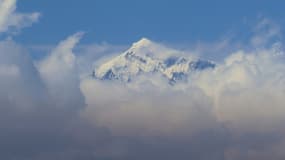 Vue du Mont Everest, le plus haut sommet au monde (8.848 m), prise depuis un hélicoptère, le 7 mars 2023 au Népal