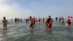 Soixante "givrés" participent au dernier bain glacé de l'année à Wimereux (Pas-de-Calais), le 27 décembre 2024.