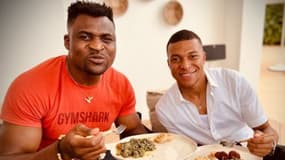 Francis Ngannou et Kylian Mbappé lors d'une visite de l'attaquant français au Cameroun