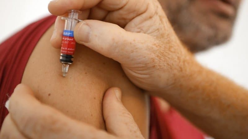 Un patient en train de se faire vacciner photo d'illustration)