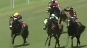 Le jockey Gavin Lerena frappe son rival Jason Gates lors d'une course à Turffontein, le 26 janvier 2025.