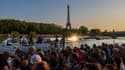 Les bateaux devant la Tour Eiffel sur la Seine, le 27 mai 2023