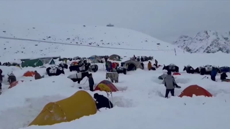 Course contre-la-montre pour secourir des centaines d'alpinistes bloqués sur l'Everest après une violente tempête de neige