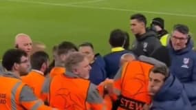 Un membre du staff de l'Atlético de Madrid aurait tenté de cracher sur des fans de Liverpool, le 17 septembre 2025.
