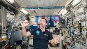 Thomas Pesquet en apesanteur avec des macarons dans l'ISS en février 2017