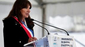 La maire de Paris, Anne Hidalgo, lors de l'inauguration du bassin d'Austerlitz, destiné entre autres à rendre la Seine baignable lors des Jeux Olympiques, à Paris le 2 mai 2024