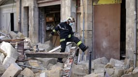 Un pompier marchant sur les décombres des immeubles effondrés à Bordeaux dans la nuit de dimanche à lundi, à Bordeaux