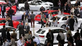 Au salon de l'automobile. Le marché automobile français a chuté de 18,3% en septembre en données brutes. /Photo prise le 28 septembre 2012/REUTERS/Jacky Naegelen