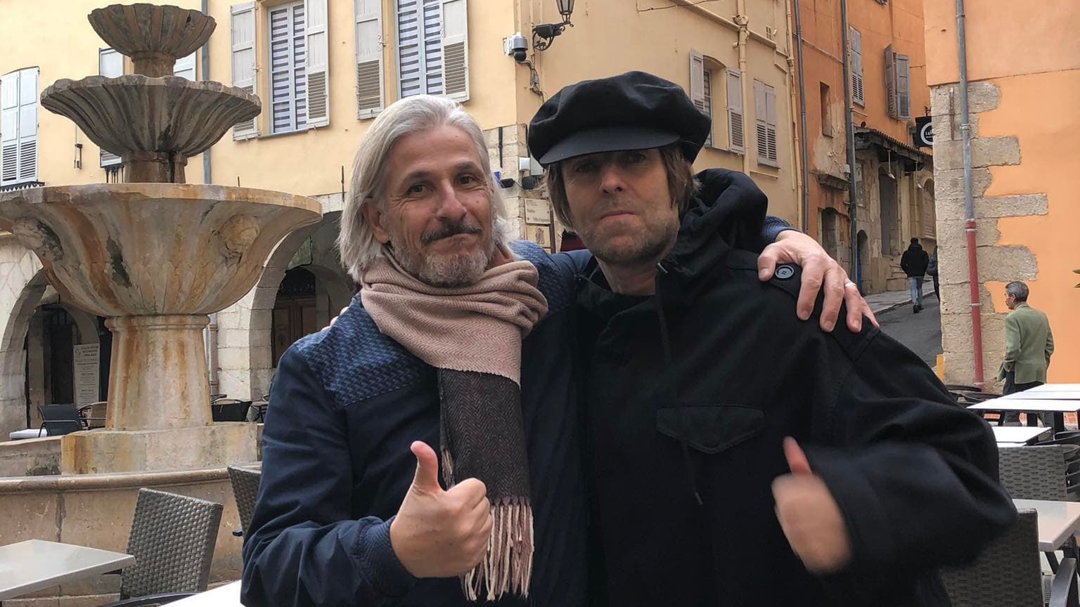 Liam Gallagher dans les rues de Grasse avec un fan. Liam Gallagher dans les rues de Grasse avec un fan.