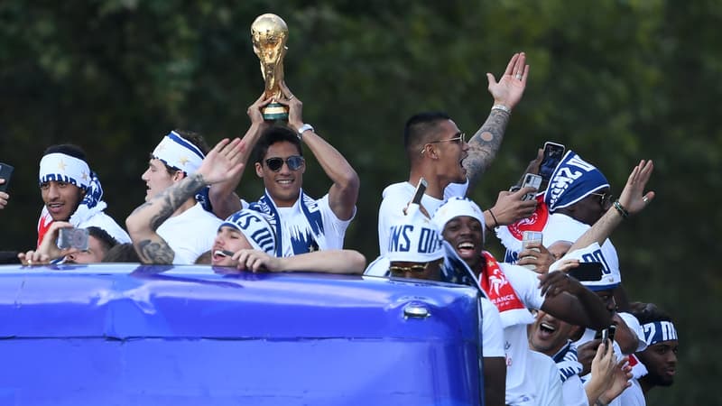 Raphaël Varane à Paris le 16 juillet 2018, le trophée de la Coupe du Monde dans les mains