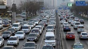 Embouteillages sur la deuxième artère périphérique de Pékin. La municipalité a décidé d'attribuer les nouvelles cartes grises lors d'une loterie et d'en limiter le nombre pour tenter de réduire le flot de nouveaux véhicules, alors que la Chine est depuis