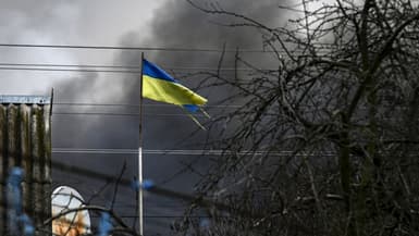 Un drapeau ukrainien hissé à Stoyanka près de Kiev en Ukraine, le 4 mars 2022.