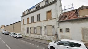 La rue Lavoisier a été fermée à la circulation à Mulhouse ce mercredi pour une durée indéterminée en raison d'un bâtiment menaçant de s'effondrer. 