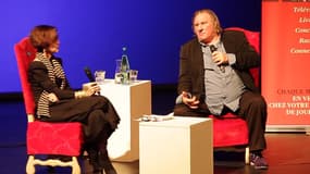 Gérard Depardieu, face à Fabienne Pascaud, de Télérama, lundi, sur la scène du Châtelet à Paris.