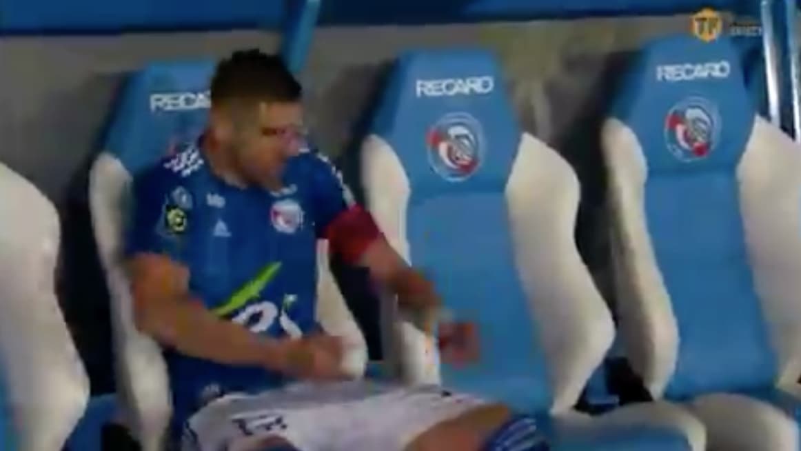 Stefan Mitrovic craque sur le banc Stefan Mitrovic craque sur le banc