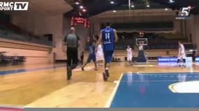 Il marque au buzzer d’un shoot à 25 m d’une manière insolite