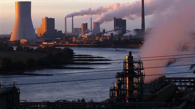 Les émissions de gaz à effet de serre baissent moins rapidement en période de récession qu'elles n'augmentent quand les économies progressent. /Photo prise le 2 octobre 2012/REUTERS/Ina Fassbender