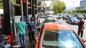 Des automobilistes font la queue devant une station service à Beyrouth, alors que des pénuries de toute sorte, dont celle de carburant, frappent le Liban. 