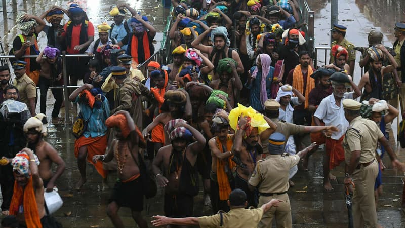 Des fidèles hindous se massent devant l'entrée du temple Sabarimala, dans l'État du Kérala en Inde, le 16 novembre 2018