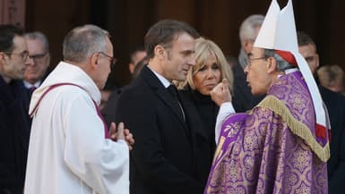 Emmanuel Macron et son épouse Brigitte Macron s'adressent à Philippe Barbarin après les obsèques de Gérard Collomb ce mercredi 29 novembre.