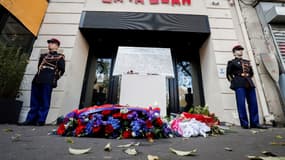 Des fleurs sont déposées devant l'entrée du Bataclan lors d'une cérémonie en 2018 d'hommage aux victimes des attaques du 13 novembre 2015