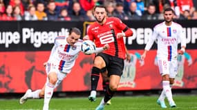 Amine Gouiri au duel avec Maxence Caqueret, lors de Rennes-OL, le 16 octobre 2022.