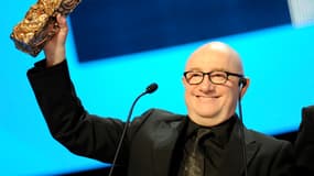 L'acteur Michel Blanc avec son César du meilleur acteur dans un second rôle pour le film "L'exercice de l'Etat, le 24 février 2012 à Paris. 