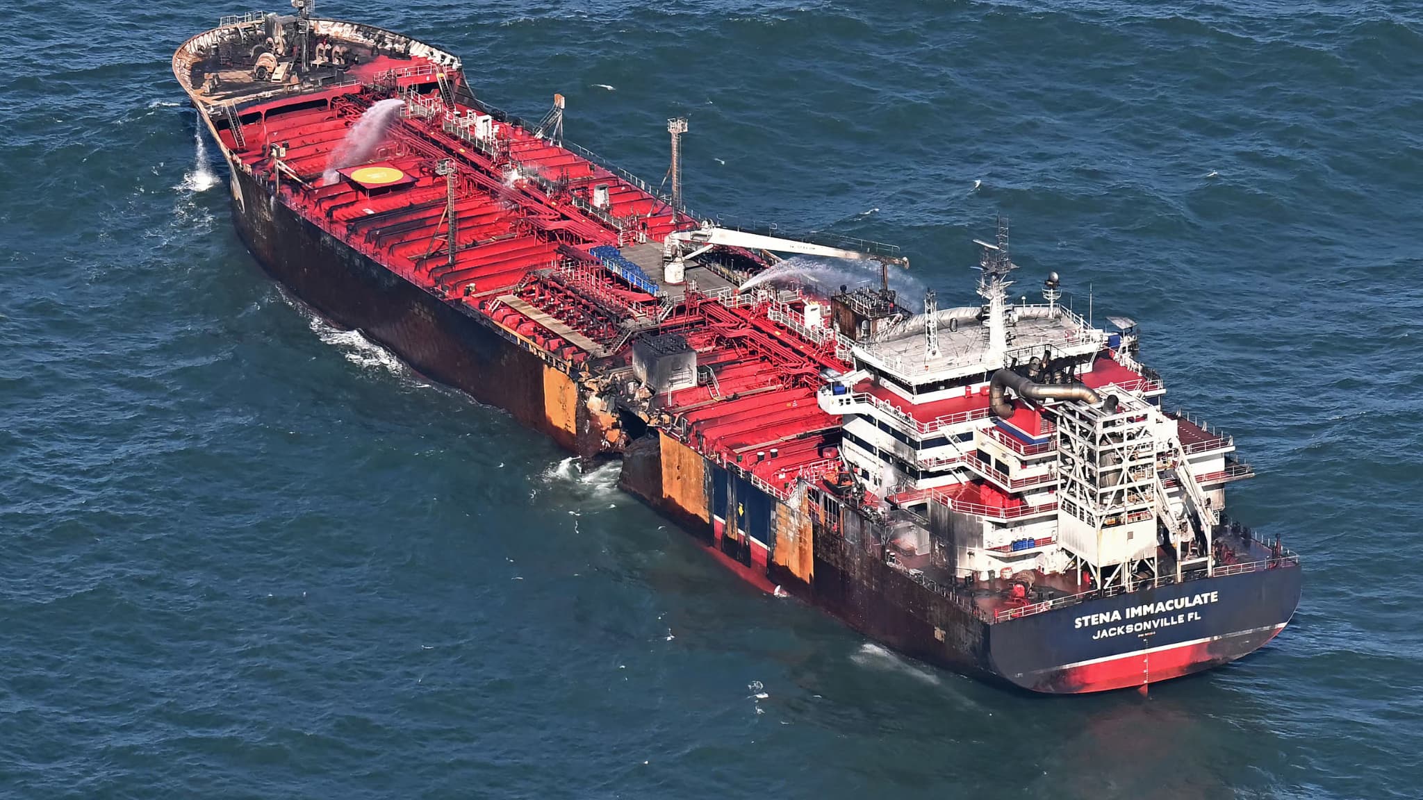 Le pétrolier MV Stena Immaculate est photographié à l'ancre en mer du Nord, au large de Withernsea, à l'est de l'Angleterre, le 11 mars 2025, après avoir été heurté par le porte-conteneurs MV Solong le 10 mars.