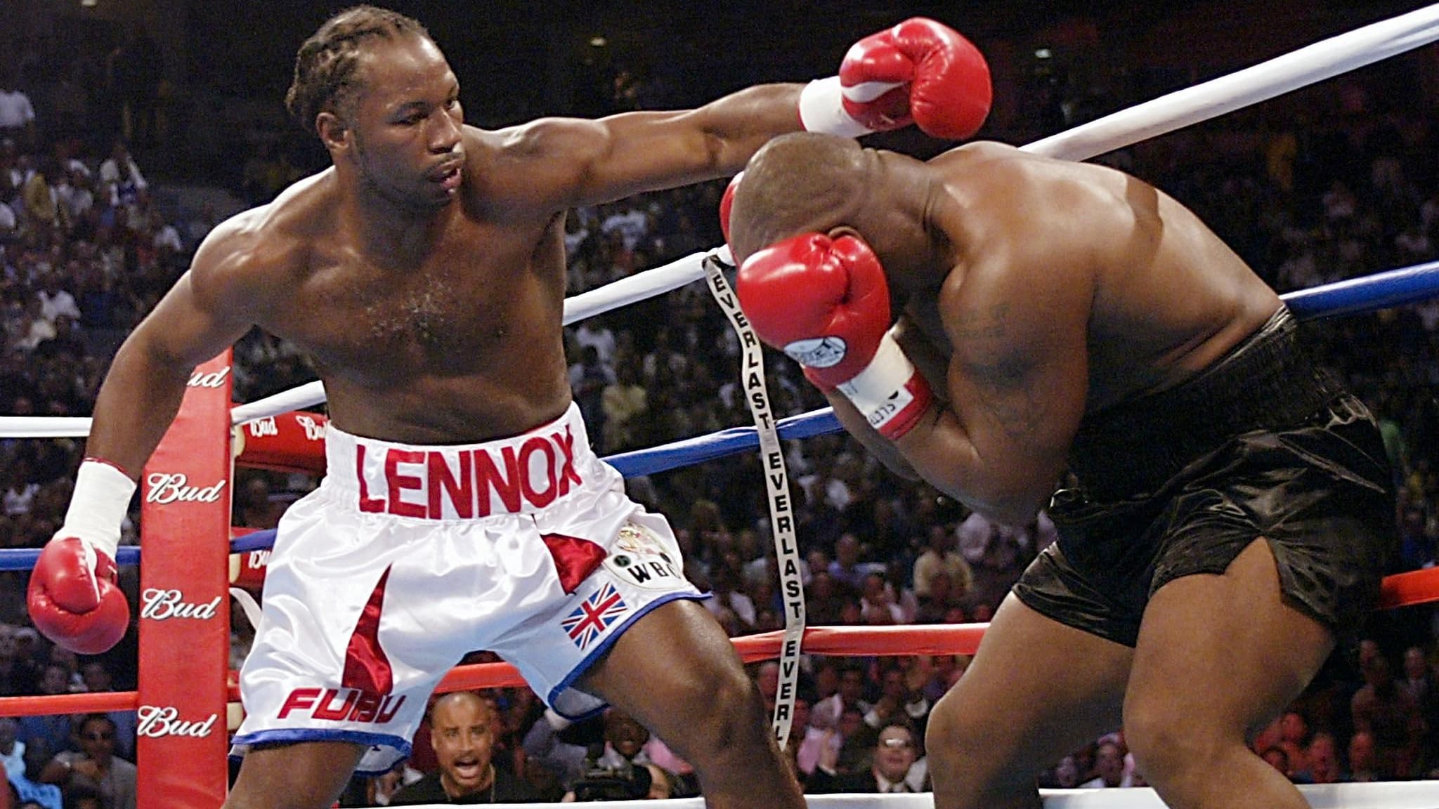 Lennox Lewis (de face) contre Mike Tyson lors de leur combat en juin 2002 Lennox Lewis (de face) contre Mike Tyson lors de leur combat en juin 2002