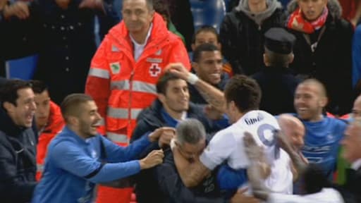 Les joueurs de l'équipe de France expriment leur joie après le but d'Olivier Giroud