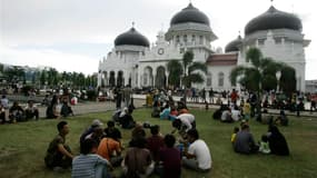 Devant la mosquée Baiturrahman à Banda Aceh, après le séisme. Les pays du pourtour de l'océan Indien ont commencé à lever un par un les alertes au tsunami déclenchées après le séisme de magnitude 8,6 enregistré mercredi au large du nord de l'île indonésie