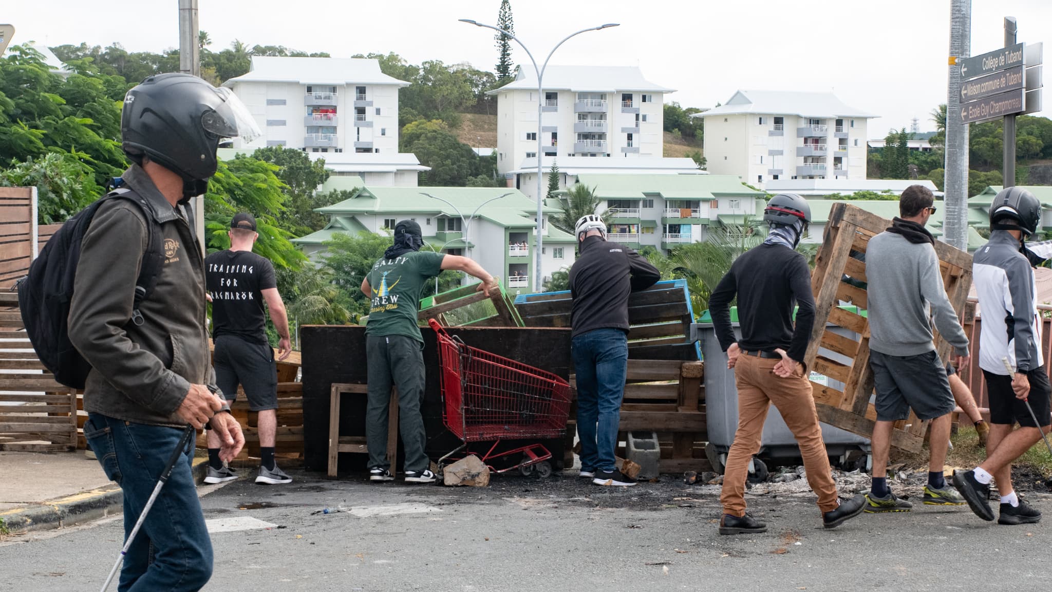 Des habitants masqués de quartiers situés au sud de la capitale dressent des barrages pour bloquer l'accès et canaliser les militants indépendantistes à l'entrée de Tuband, dans le quartier de Motor Pool à Nouméa, le 15 mai 2024.