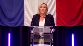 Marine Le Pen face à ses soutiens dimanche soir. 