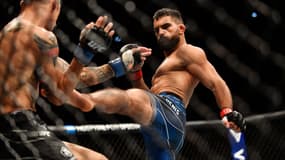 Benoît Saint-Denis (de face) lors de son combat contre Gabriel Miranda à l'UFC Paris en septembre 2022