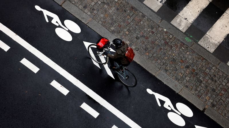 Une femme roule à vélo sur une voie réservée à Paris le 5 avril 2022.