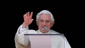 Benoît XVI, au coeur d'une polémique sur les affaires de moeurs qui éclaboussent l'Eglise catholique dans le monde, a fait part dimanche de sa gratitude à une organisation italienne luttant contre la pédophilie ainsi qu'à tous ceux qui se battent contre l