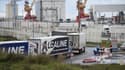 Des camions attendent au port de Calais pour embarquer sur un ferry.