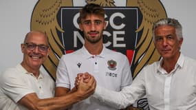 Dave Brailsford, Mattia Viti et Jean-Pierre Rivère lors de l'arrivée du défenseur central à Nice, le 3 août 2022