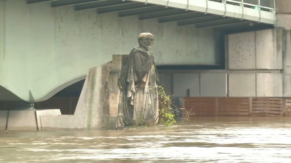 Le zouave du pont de l'Alma à Paris est immergé jusqu'aux pieds. Le zouave du pont de l'Alma à Paris est immergé jusqu'aux pieds.