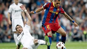 Angel Di Maria tacle Dani Alves lors du match Real-Barça (1-1, Liga), le 16 avril 2011