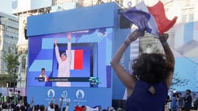 La fan-zone place de l'Hôtel de ville à Paris où des milliers de spectateurs ont soutenu Léon Marchand dimanche 28 juillet 2024, lors de sa première médaille d'or olympique. 