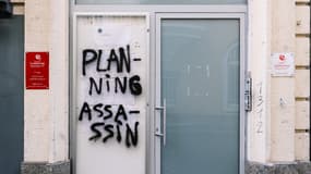 Après l'inscription de l'IVG dans la Constitution, les mots "Planning assassin" ont été tagués sur la devanture du Planning familial de Strasbourg (Bas-Rhin) le 5 mars 2024.