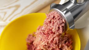 De la viande hachée sortant d'un hachoir (photo d'illustration)
