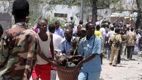 Evacuation d'un blessé à Mogadiscio où une explosion, due à un camion piégé, a tué au moins 65 personnes. L'attaque a été lancée par les rebelles islamistes somaliens contre des bâtiments officiels. /Photo prise le 4 octobre 2011/REUTERS/Omar Faruk