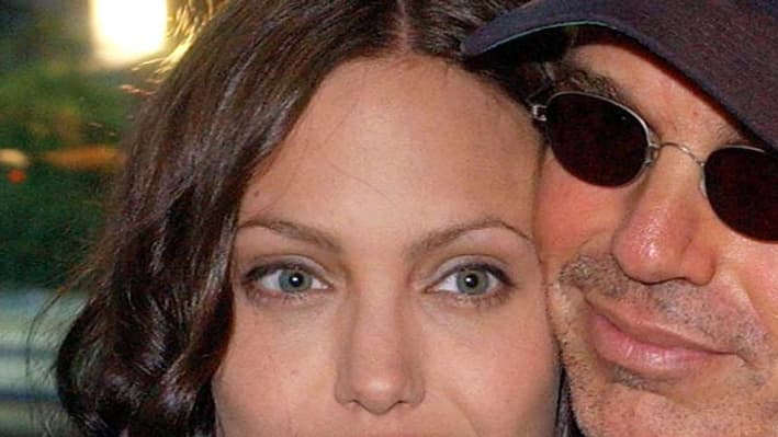 Laura Wassera également aidé Angelina Jolie lors de son divorce d'avec Billy Bob Thornton en 2003. Laura Wassera également aidé Angelina Jolie lors de son divorce d'avec Billy Bob Thornton en 2003.