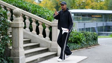 Bradley Barcola arrivant à Clairefontaine avec l'équipe de France le 6 octobre 2025