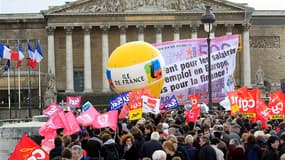 Manifestation contre l'austérité devant l'Assemblée nationale, à Paris. Les Français se sont peu mobilisés mardi contre le plan d'austérité du gouvernement, conformément à ce que craignaient les syndicats. /Photo prise le 13 décembre 2011/ REUTERS/Charles